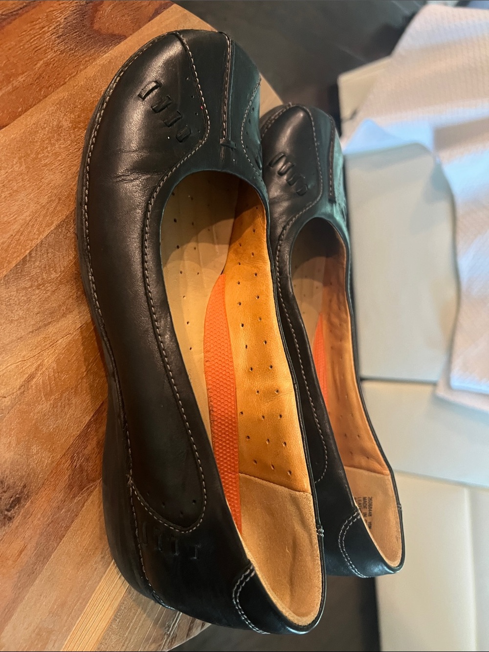 Structure Black Leather Rounded-Toe Ballet Flats - Picture 6 of 8